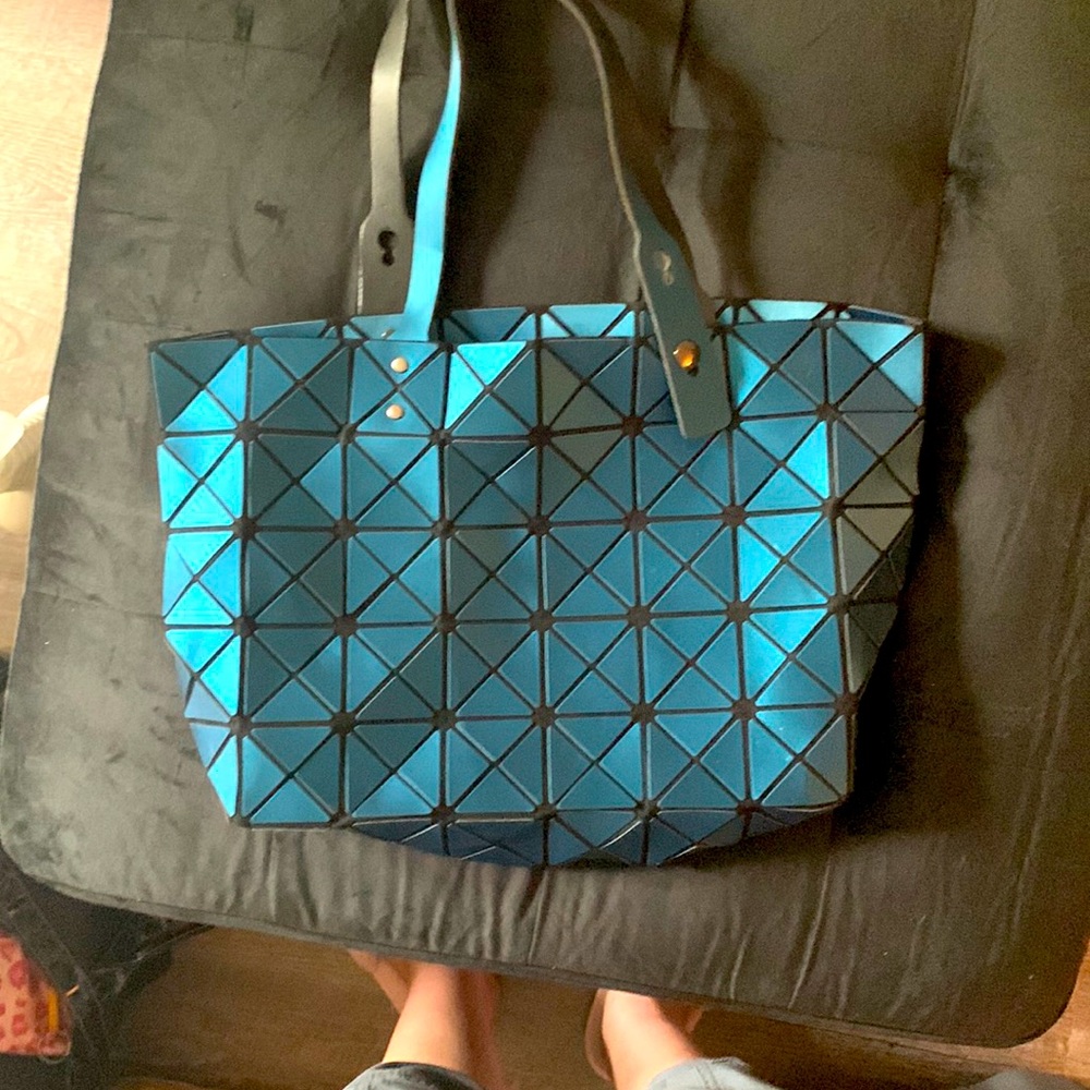 Holographic geometric handbag